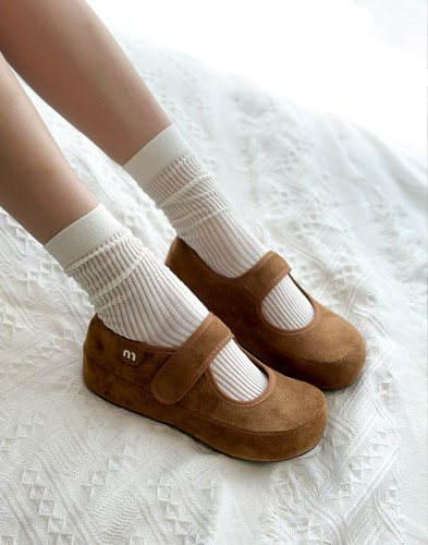 트렌드를 선도하는 디자인의 한정판 스니커즈 HD-1061