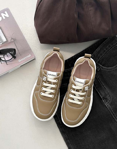 어디에나 매치하기 좋은 심플한 디자인의 캐주얼화 HD-1058